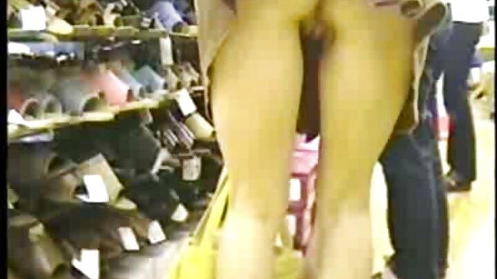Mwanaume anampa mpenzi mtukutu masaji ya kimapenzi