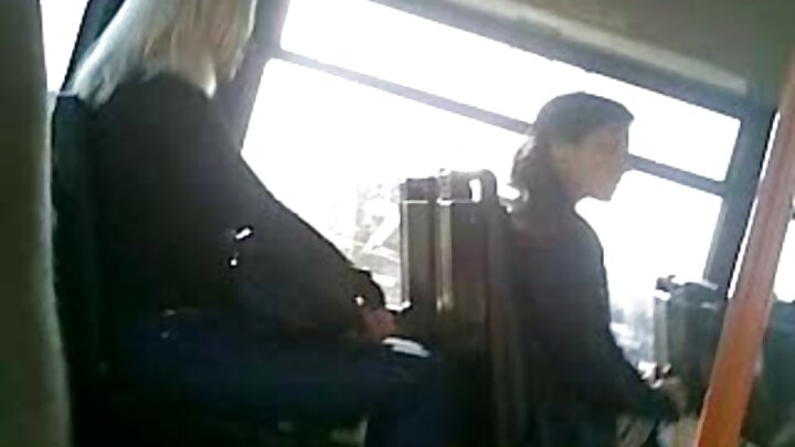 Mwanaume mwenye misuli anaswa na uume mzuri wa blonde kwa upole