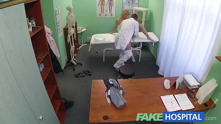 Mpiga picha anatomasa uume wa mwanamke mrembo wa nywele za kimanjano