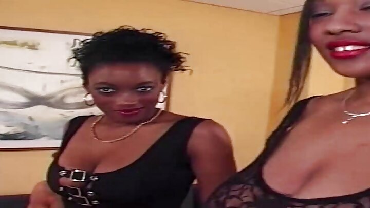 Mwanaume mwenye kamera anamlawiti jirani mchanga kwenye uume