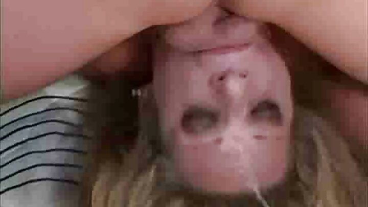 Mwanaume mwenye upara anamtongoza kwa ustadi mwanamke mwembamba wa blonde