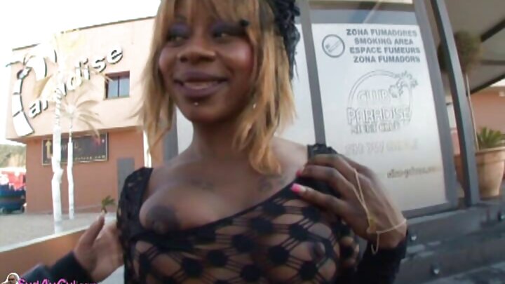 Mtu mrembo mwenye nywele za blonde anamtongoza baba wa rafiki yake