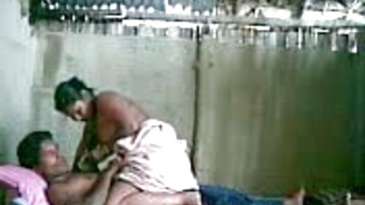 Ponografia ya nyumbani ambapo msichana wa blonde anamlamba mwanaume
