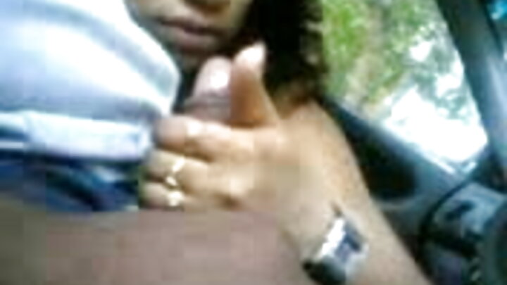 Msichana mrembo anapanda uume mnene wa mulatto