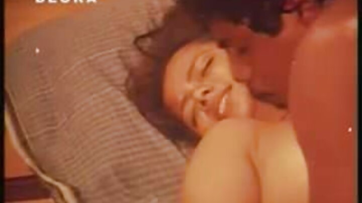 Mulatto Cecilia Lain amlawiti mwanaume mweusi kwenye uke