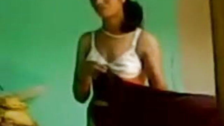 Mwanamke mnene anaingiza dildo kwenye uume wake kwa nguvu