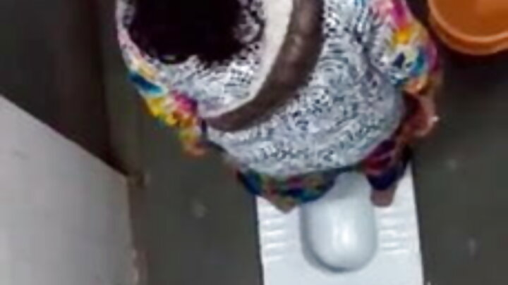 Mwanaume mwenye umbo la mviringo anamtongoza mwanamke kwa ukali