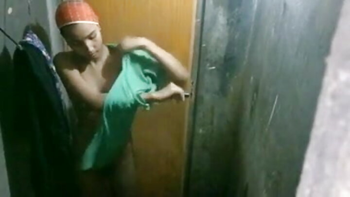 Mwanamume mzee ananaswa na binti yake mdogo wa kambo na uume wake mgumu